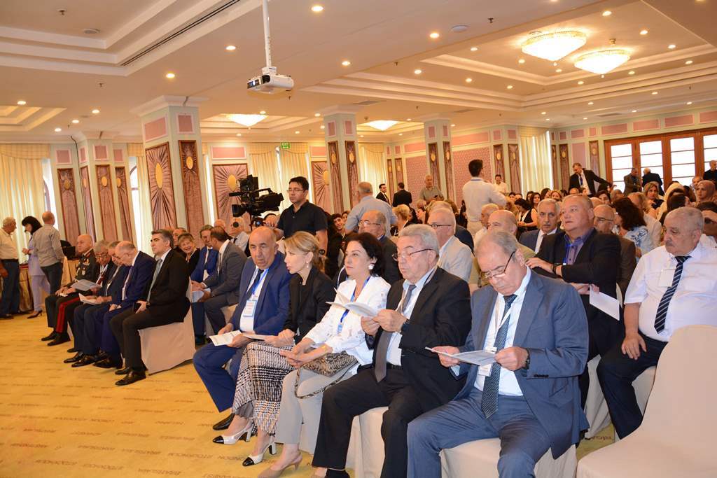 “Hərbi Münaqişələrin Ətraf Mühitə Təsiri” mövzusunda beynəlxalq konfransın plenar iclası tematik məruzələrlə davam edib