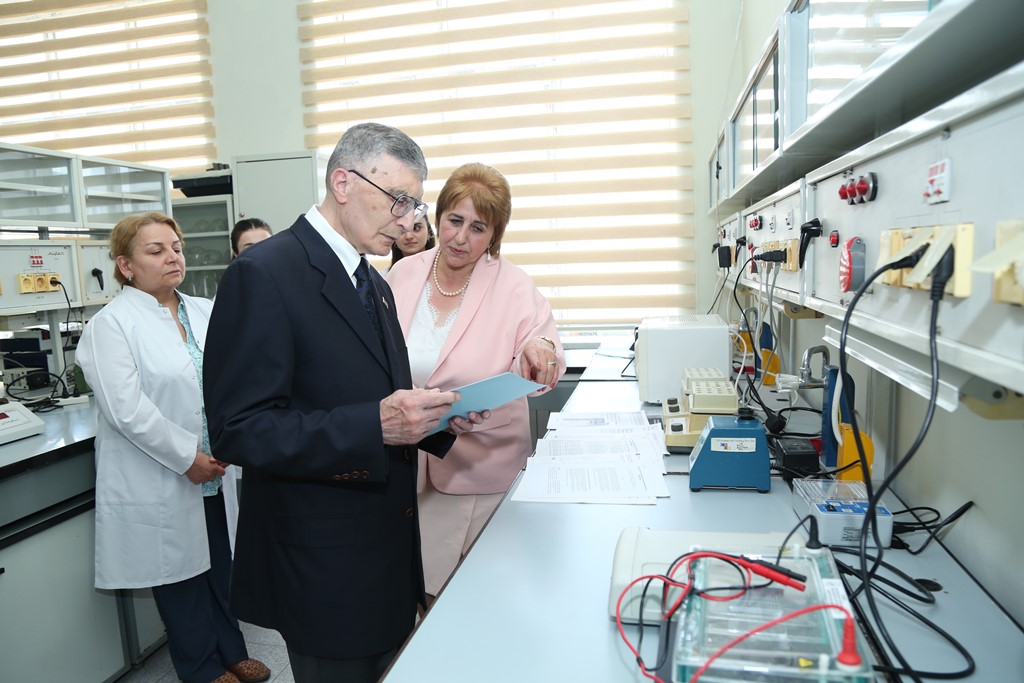 Лауреат Нобелевской премии Азиз Санджар посетил Институт молекулярной биологии и биотехнологий
