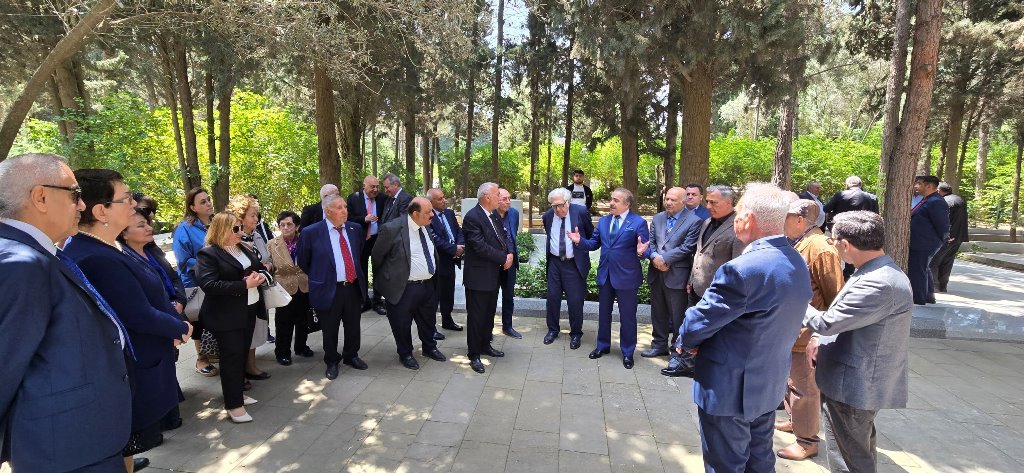 Xalq şairi Rəsul Rzanın məzarı ziyarət olunub