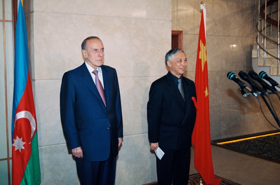 Xalqa bağışlanmış ömürdən anlar: 2001-ci ilin dekabrı