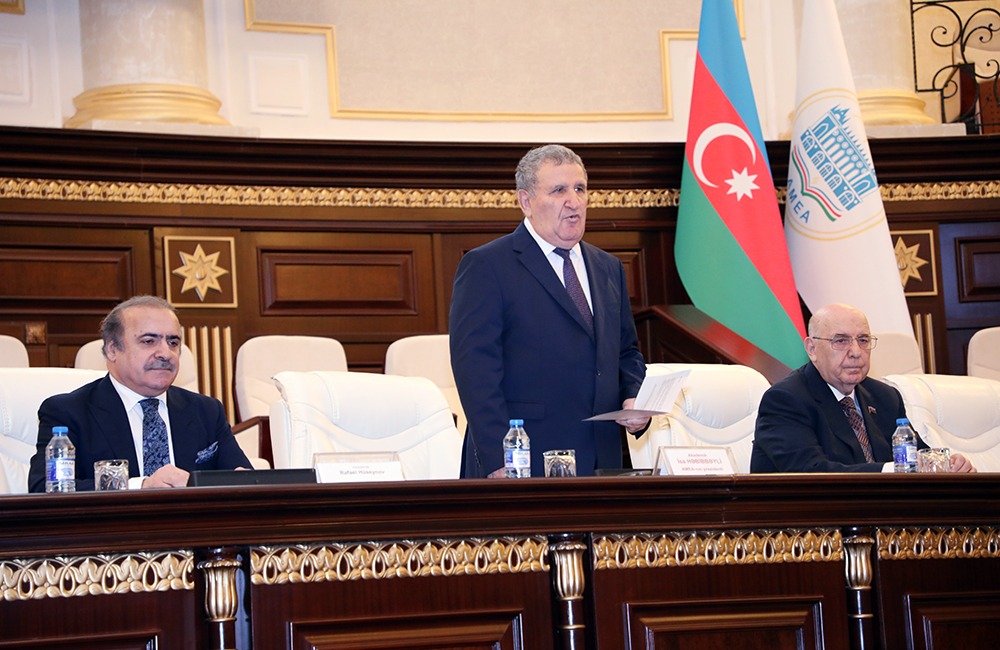"Bakinskiy raboçi" qəzetində AMEA-nın Ümumi Yığıncağı haqqında məqalə dərc olunub