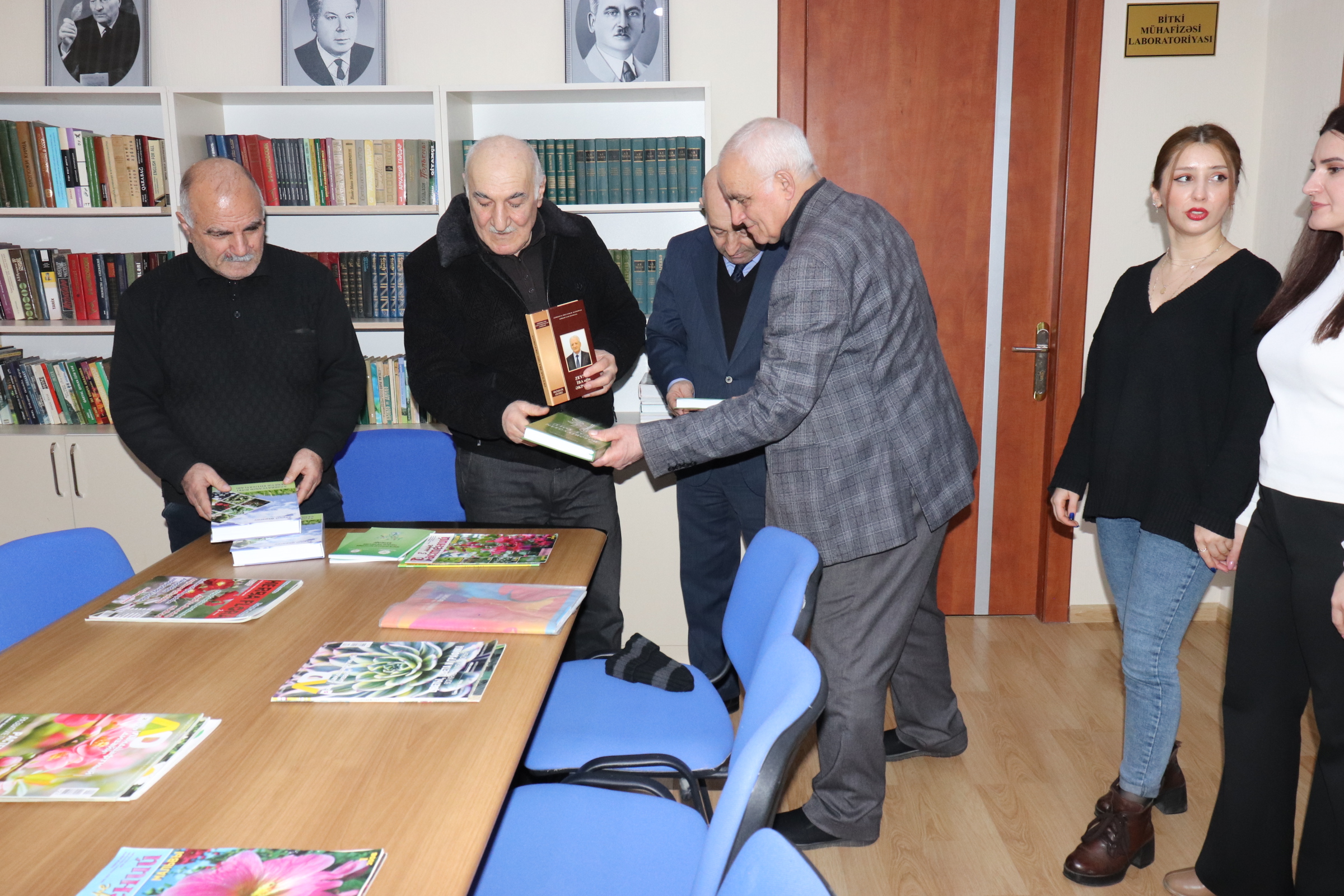 Genetik Ehtiyatlar İnstitutu Dendrologiya İnstitutuna kitablar hədiyyə edib