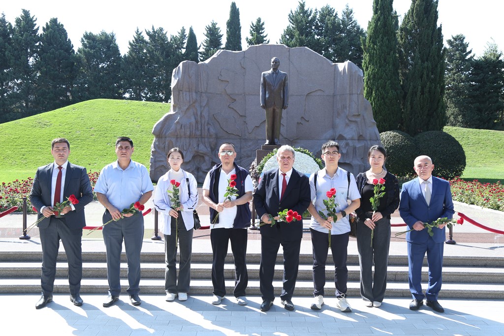 The representatives of the Hong Kong Core Academy of the People’s Republic of China visited the tomb of the National Leader and the Alley of Martyrs