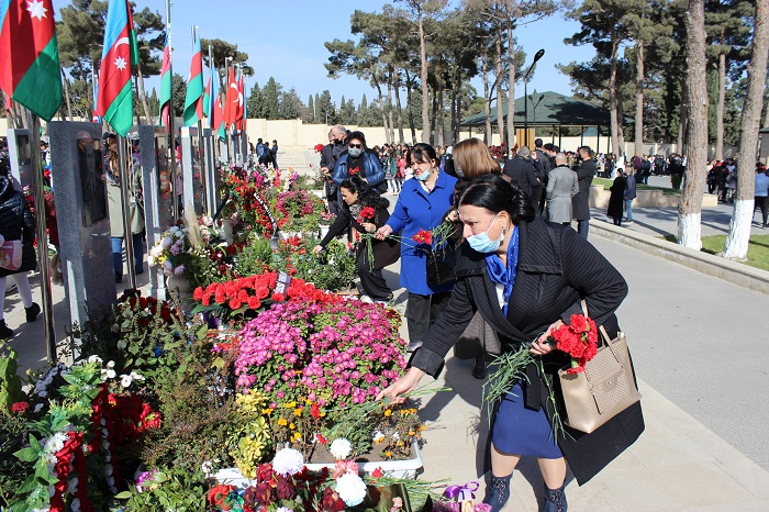 Şərqşünaslıq İnstitutunun kollektivi Vətən müharibəsi şəhidlərinin məzarlarını ziyarət ediblər