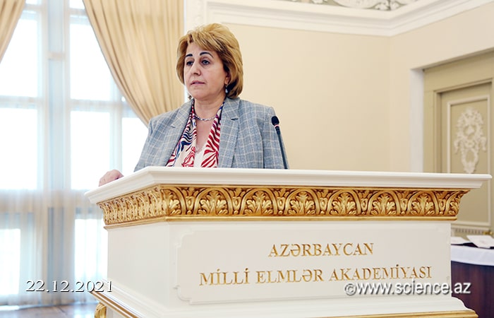 Akademik İradə Hüseynova: “Nizaminin bu gün də aktual olan elmi əsaslı fikirləri təbiətdə baş verən prosesləri dərk etməkdə gənc tədqiqatçılara yardımçı ola bilər”