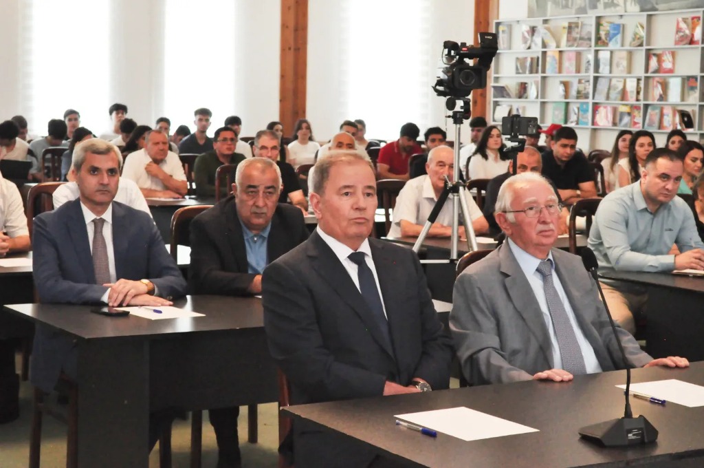 OYU-da Azərbaycanda bir ilk: Akademikin süni intellektə əsaslanan rəqəmsal ekizi tələbələrə mühazirə keçdi