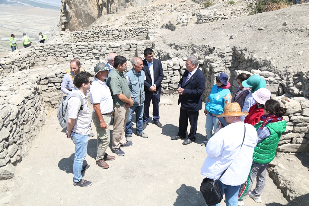 Президент НАНА, академик Иса Габиббейли ознакомился с археологическими раскопочными работами, которые ведутся на горе Бешбармаг