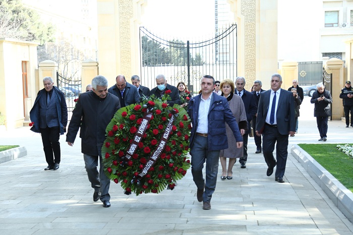 Respublika konfransının iştirakçıları Fəxri xiyabanı ziyarət ediblər