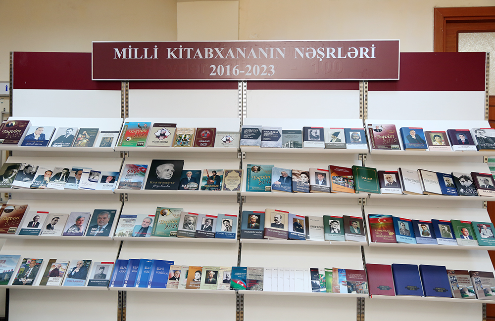 Институту литературы переданы библиографические указатели, изданные Азербайджанской национальной библиотекой