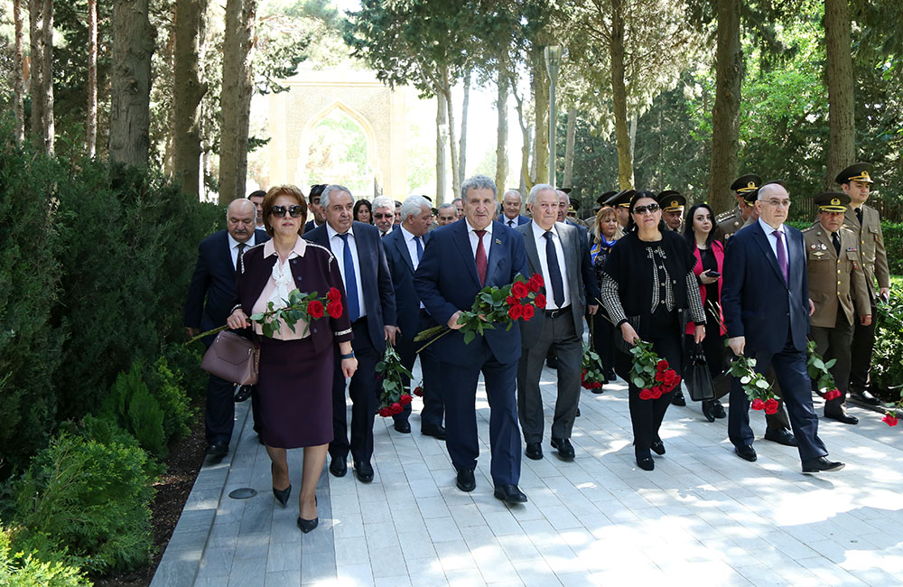 Коллектив НАНА посетил могилу общенационального лидера Гейдара Алиева