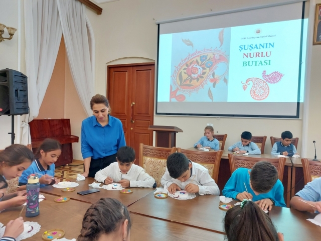 Tarix Muzeyində məktəblilər Şuşanın tarixi barədə məlumatlandırılıb