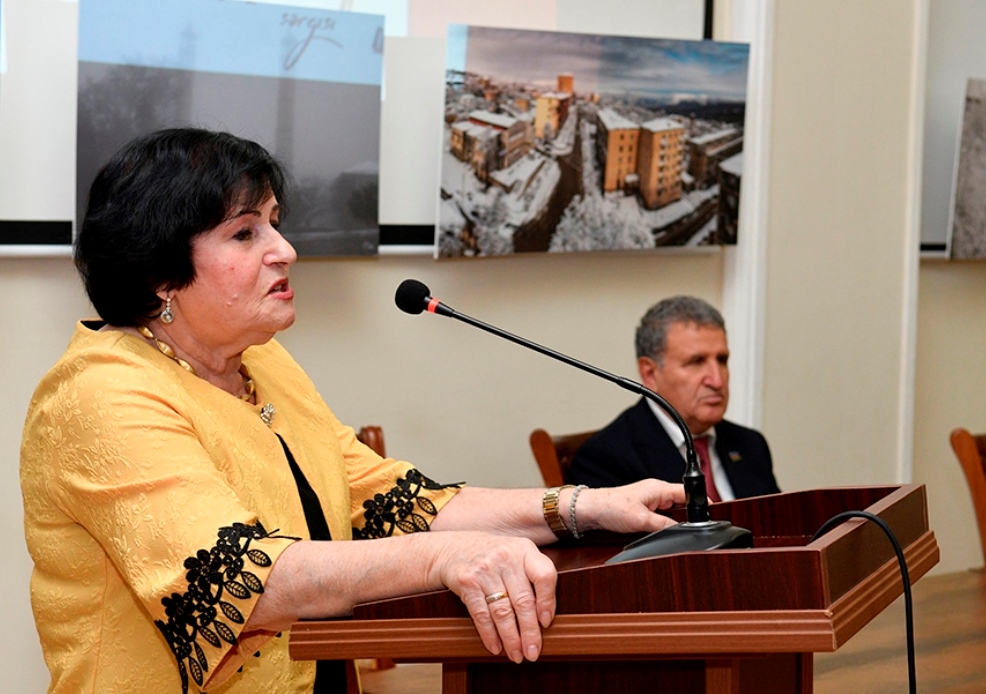 AMEA-nın prezidenti, akademik İsa Həbibbəyli “Xarıbülbülün vətəni - Şuşa” adlı sərginin açılışında iştirak edib