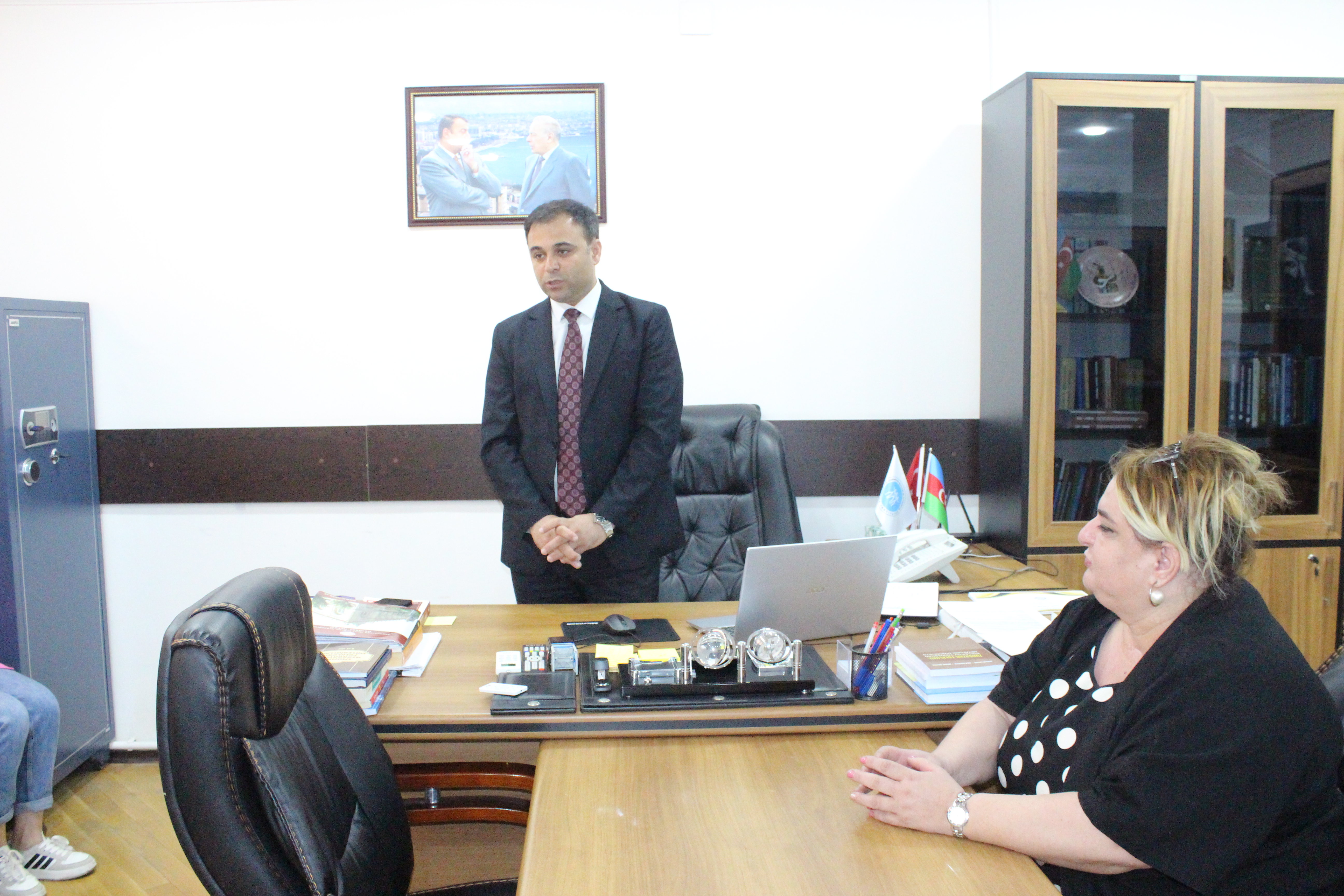 Folklor İnstitutunda təcrübə keçən tələbələr sertifikatla təltif olunublar