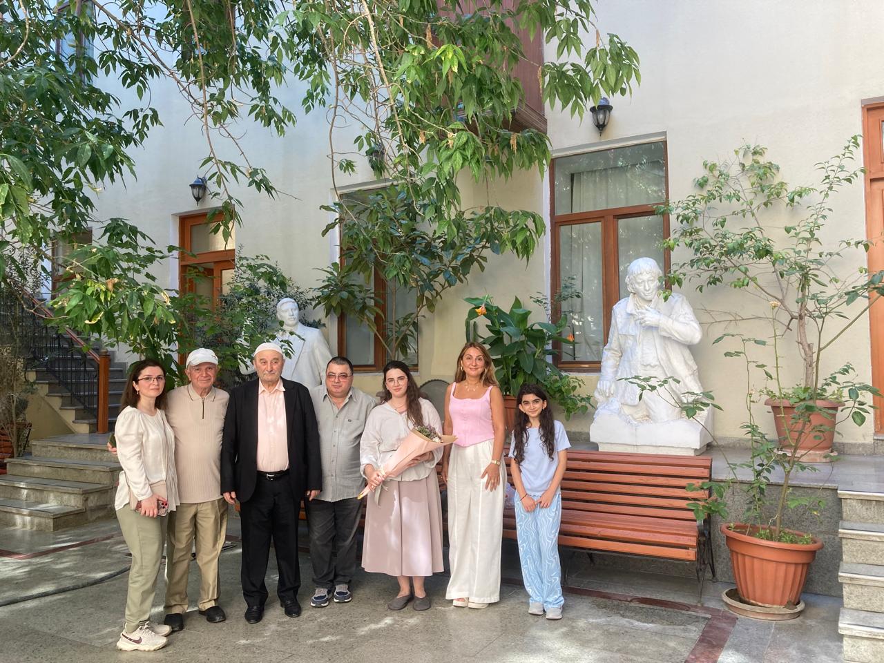 Rusiyalı rəssam soydaşımızın əsəri Ədəbiyyat Muzeyinə hədiyyə edilib
