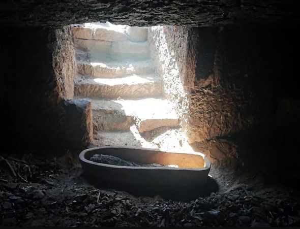 Arxeoloqlar Misirdə içərisində mumiyalar olan unikal qurbangah aşkar ediblər