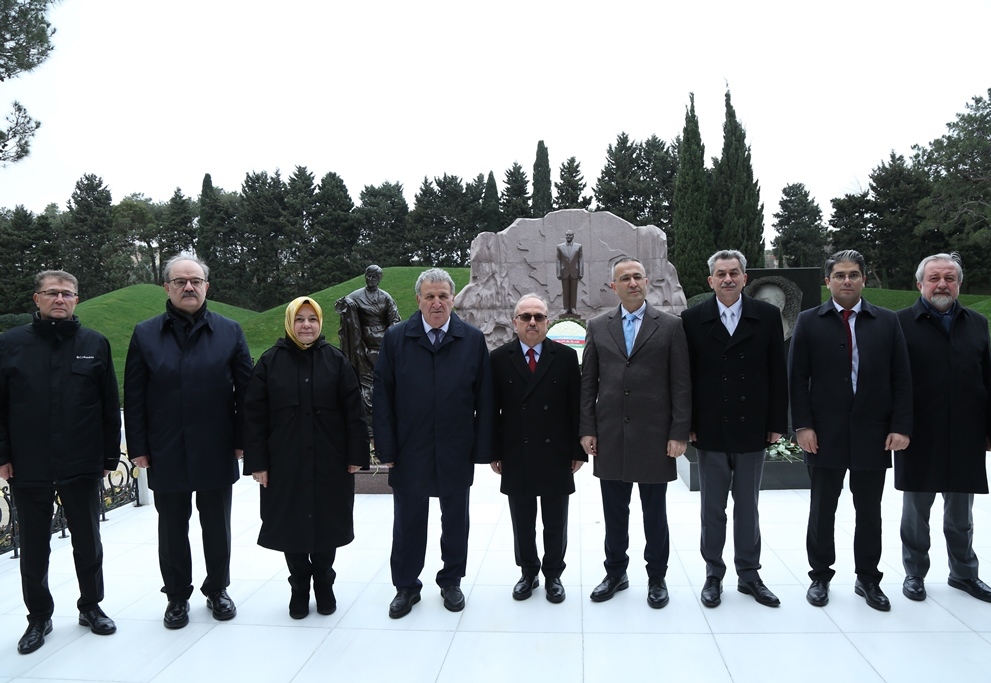 Beynəlxalq elmi konfransın iştirakçıları Fəxri xiyabanı, Şəhidlər xiyabanını və “Türk şəhidliyi” abidəsini  ziyarət ediblər