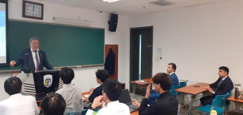 Академик Иса Габиббейли прочитал китайским студентам лекцию об истории азербайджанской литературы