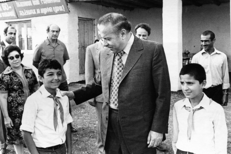 Xalqa bağışlanmış ömürdən anlar: 1977-ci il