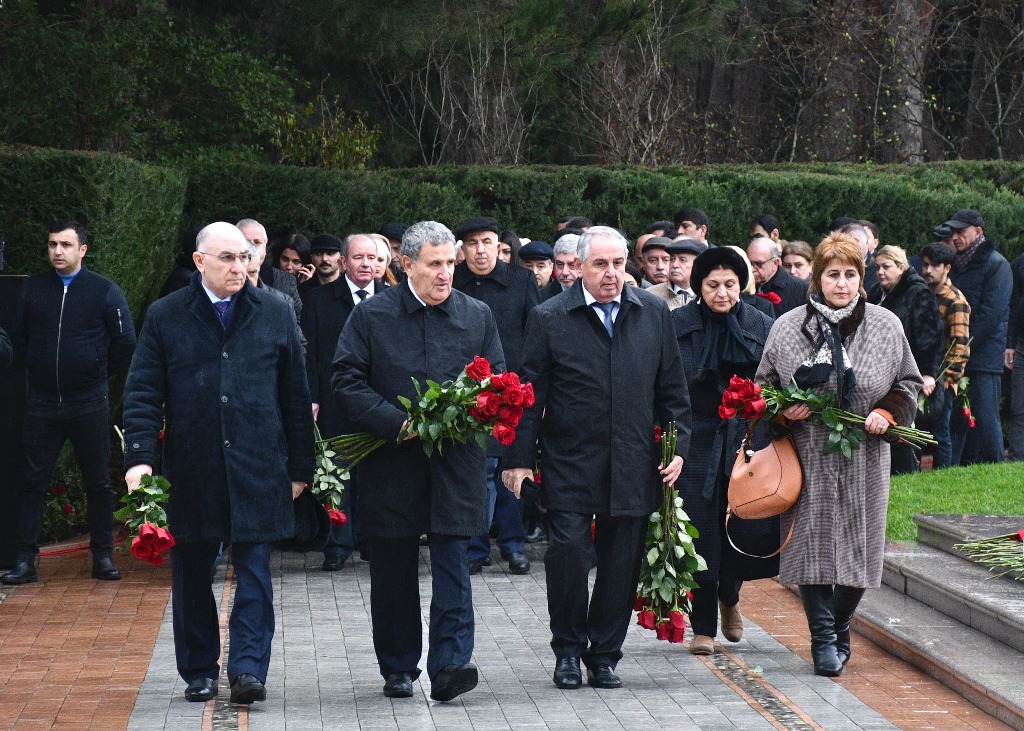 AMEA-nın kollektivi Ümummilli Lider Heydər Əliyevin məzarını ziyarət edib