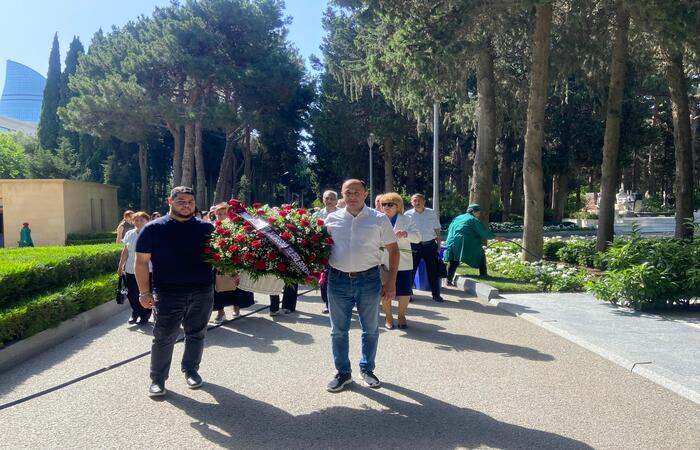Akademik Cəlal Əliyevin Fəxri Xiyabandakı məzarı ziyarət olunub