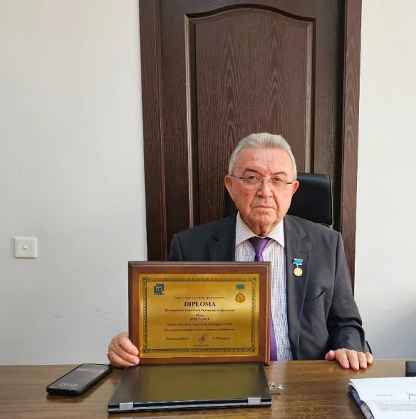 AMEA-nın müxbir üzvü Misir Mərdanov xüsusi diplom və medal ilə təltif olunub