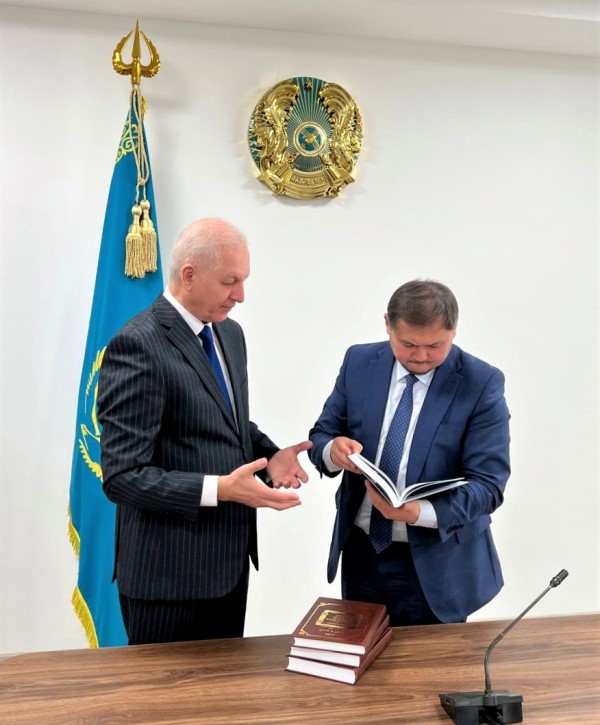 Академик Шахин Мустафаев встретился с министром науки и высшего образования Казахстана Саясатом Нурбеком