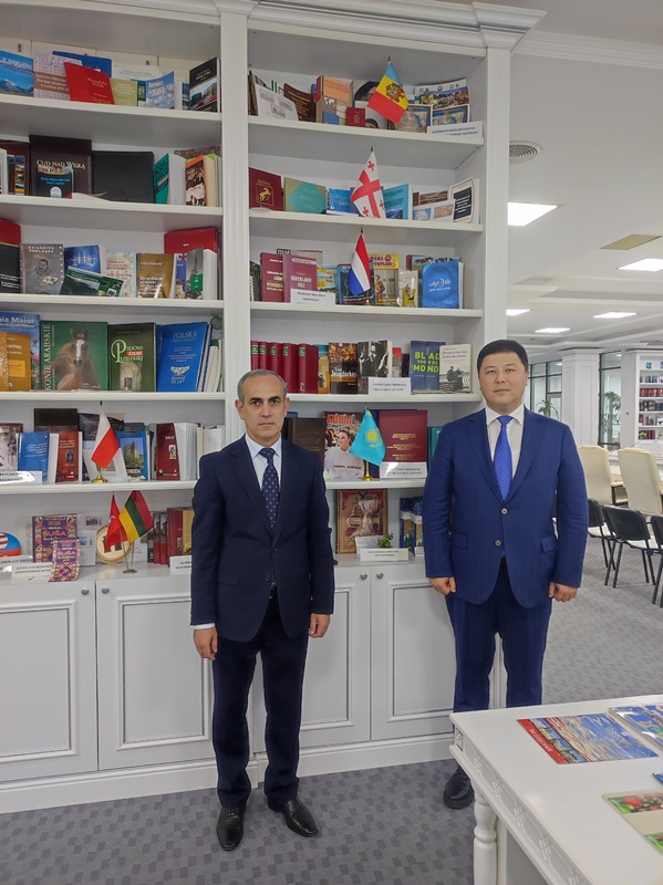 Qazaxıstanın sənaye və tikinti nazirinin müavini Mərkəzi Elmi Kitabxanada olub