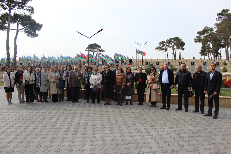 Şərqşünaslıq İnstitutunun kollektivi II Fəxri xiyabanda şəhidlərimizin məzarını ziyarət edib