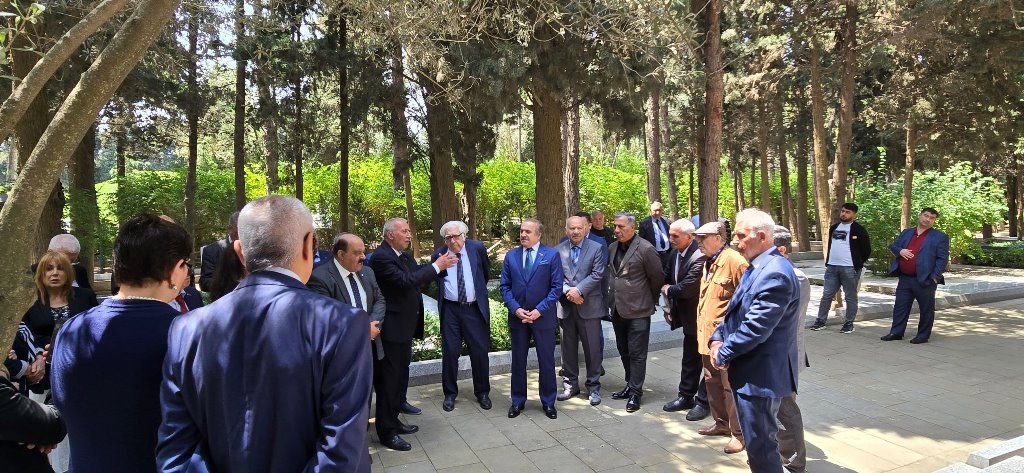 Xalq şairi Rəsul Rzanın məzarı ziyarət olunub
