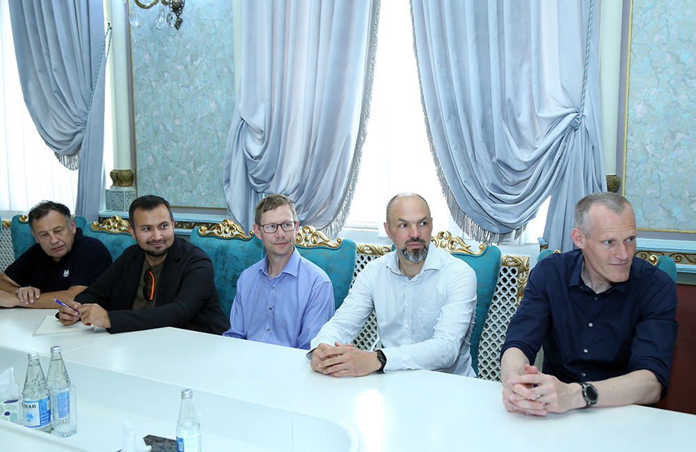 Akademik İsa Həbibbəyli Azıx mağarasında tədqiqatlar aparan beynəlxalq arxeoloji ekspedisiyanın heyəti ilə görüşüb