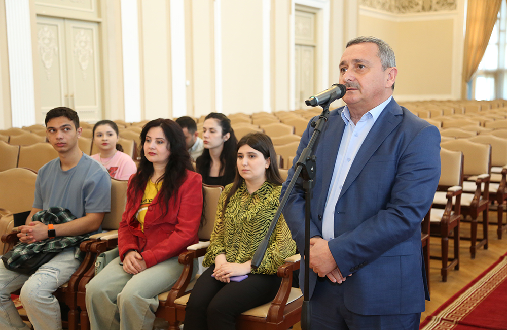 Президент НАНА, академик Иса Габиббейли встретился со студентами Азербайджанской государственной академии художеств