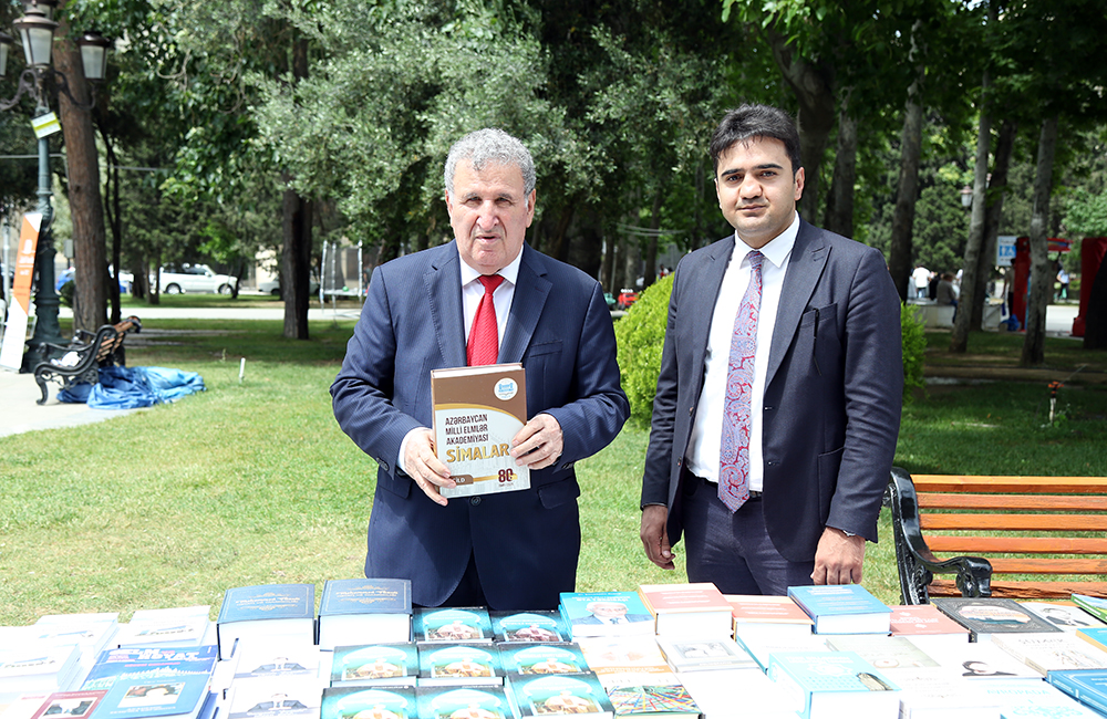 Akademik İsa Həbibbəyli IV Türk Dünyası Ədəbiyyat və Kitab Festivalı çərçivəsində “Elm” nəşriyyatının stendi ilə tanış olub