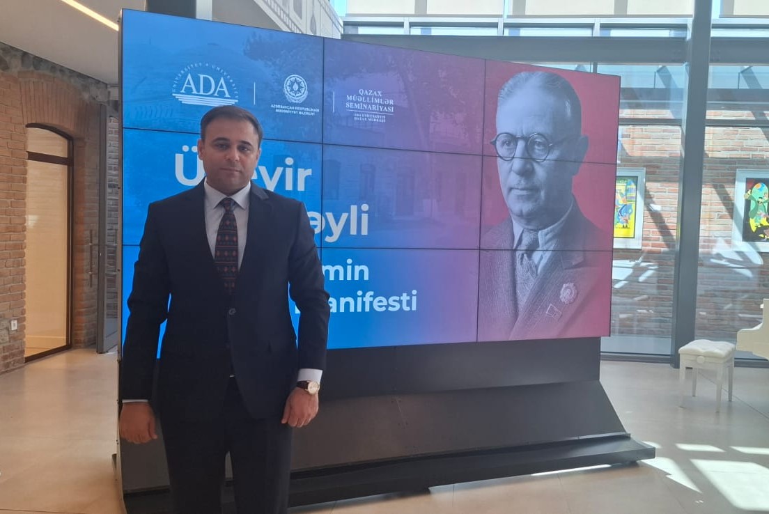 Folklor İnstitutunun direktoru Hikmət Quliyev Üzeyir Hacıbəyliyə həsr olunmuş tədbirdə məruzə ilə çıxış edib