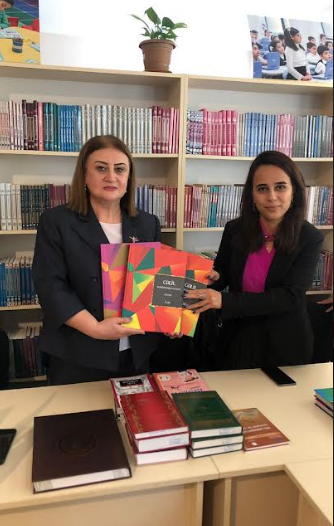 MEK əməkdaşları Beynəlxalq Məktəb Kitabxanaları Günü münasibətilə kitab bağışlayıblar
