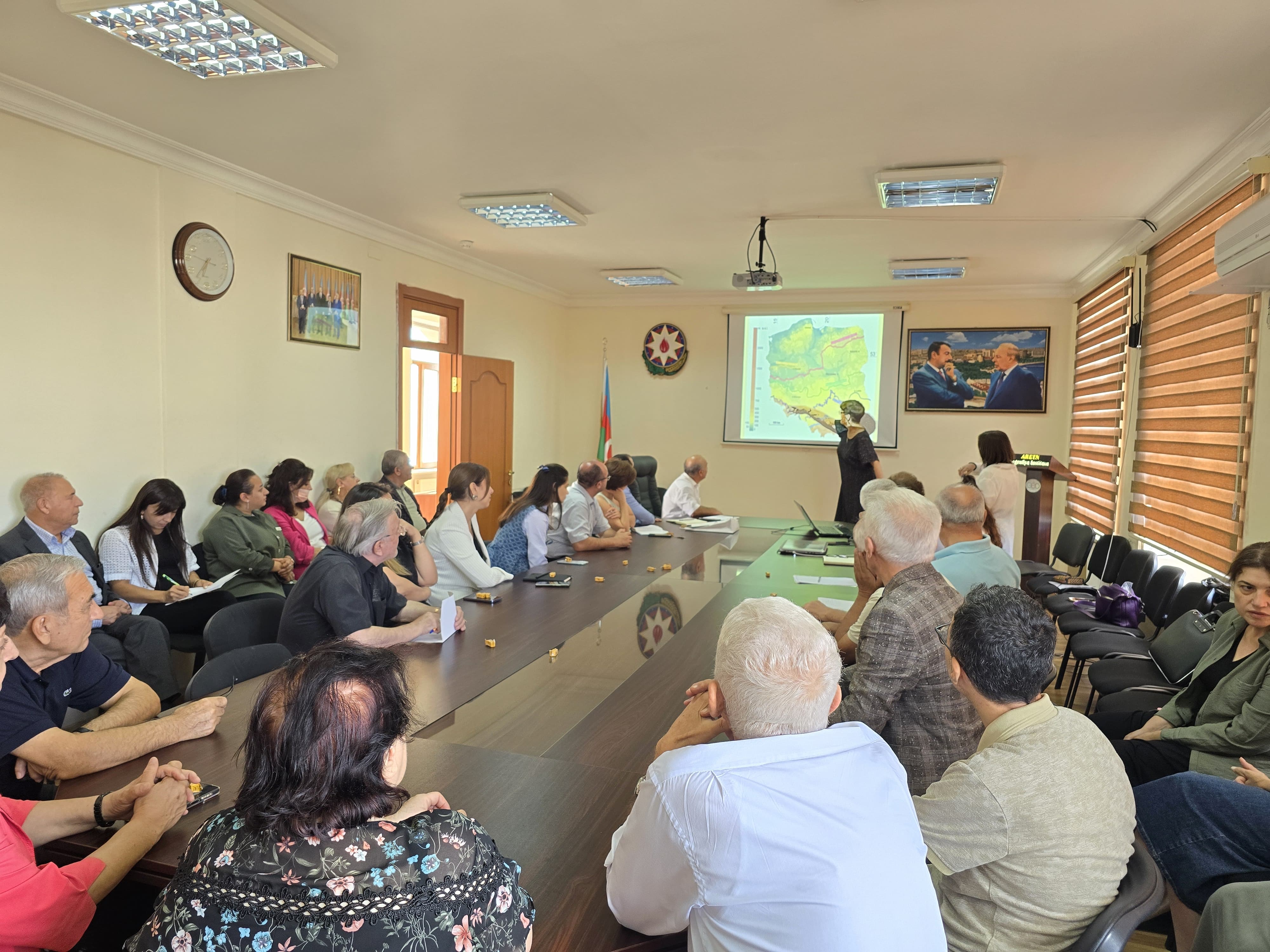 Polşalı alimlər Coğrafiya İnstitutunun elmi seminarında təqdimatla çıxış ediblər