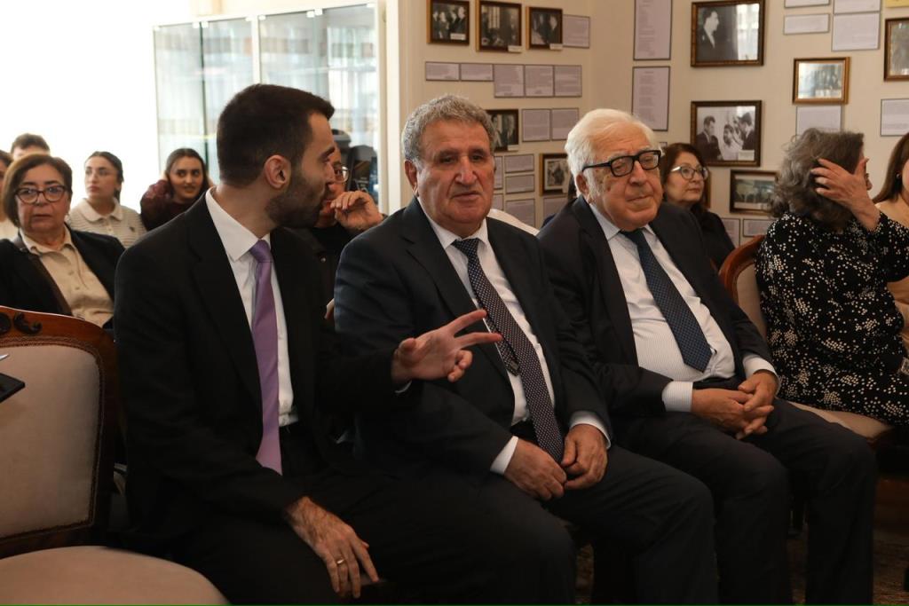 Akademik İsa Həbibbəyli Səməd Vurğunun və Rəsul Rzanın anım tədbirində çıxış edib