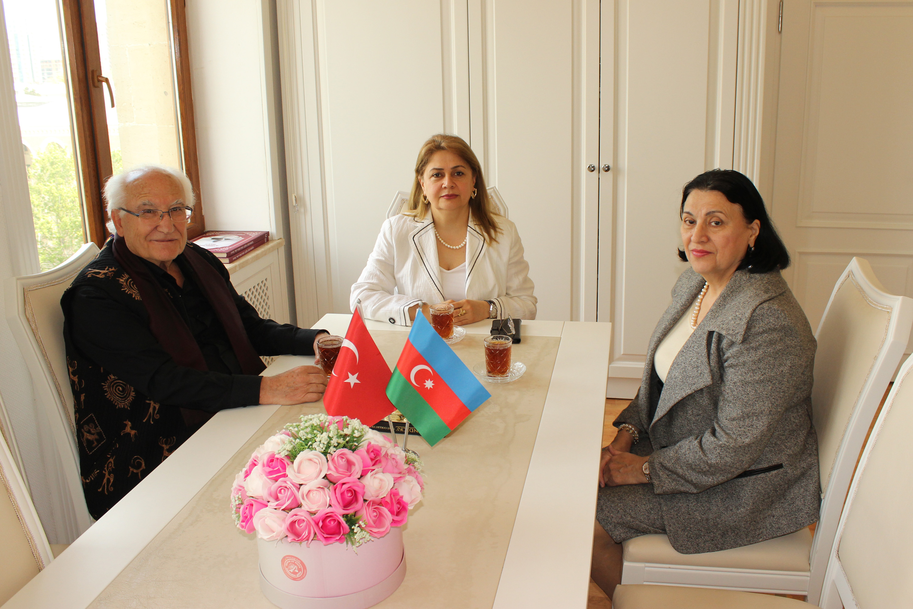 Şərqşünaslıq İnstitutunda almaniyalı türk yazıçı Yücəl Feyzioğlu ilə görüş keçirilib