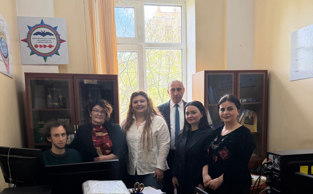 Dilçilik İnstitutunda ingilis alimlə görüş keçirilib