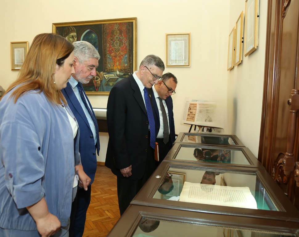 Лауреат Нобелевской премии Азиз Санджар посетил Институт рукописей НАНА