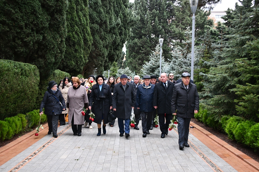 Коллектив НАНА посетил могилу Общенационального лидера Гейдара Алиева
