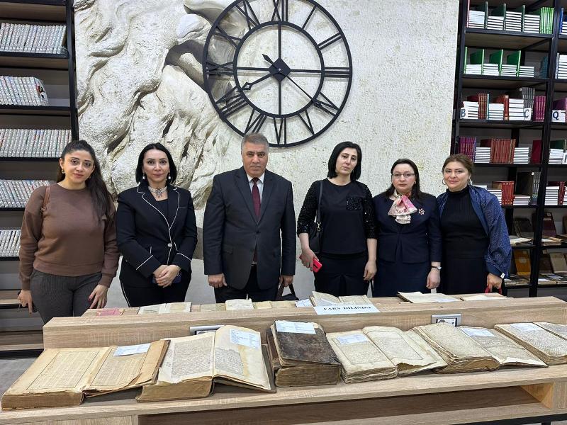 Сотрудники НАНА ознакомились с выставкой редких книг и рукописей, организованной в Педагогическом университете
