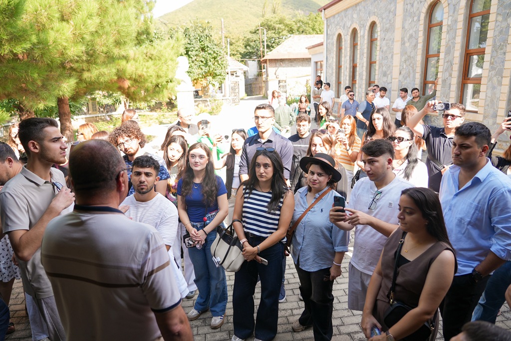 “Kəndə gəl” yay düşərgəsinin iştirakçıları Şəkinin tarixi və elmi məkanları ilə tanış olublar