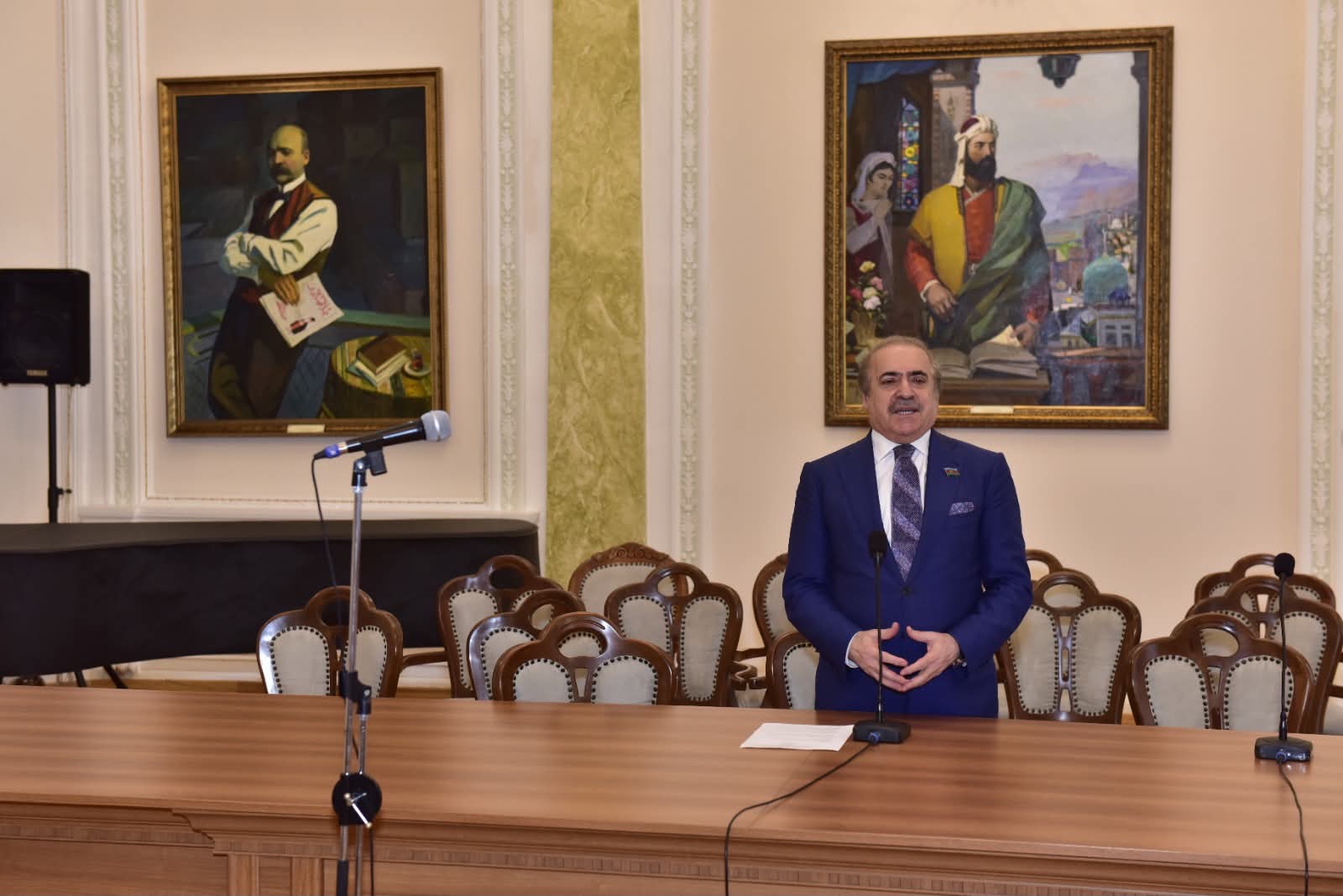 “Şeirimizdə və yazılı abidələrimizdə insan haqları” mövzusunda elmi sessiya keçirilib
