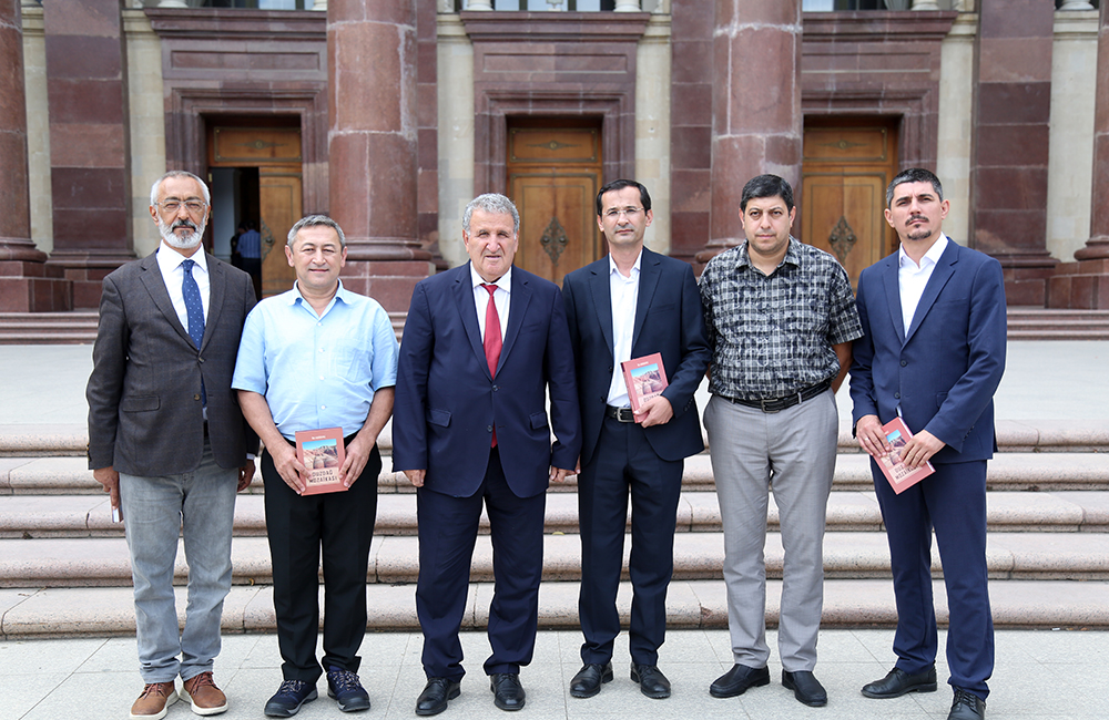 Academician Isa Habibbeyli met with archaeologists of the Turkic world