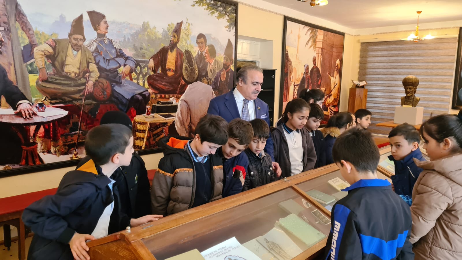 Akademik Rafael Hüseynov məktəblilərlə görüşüb