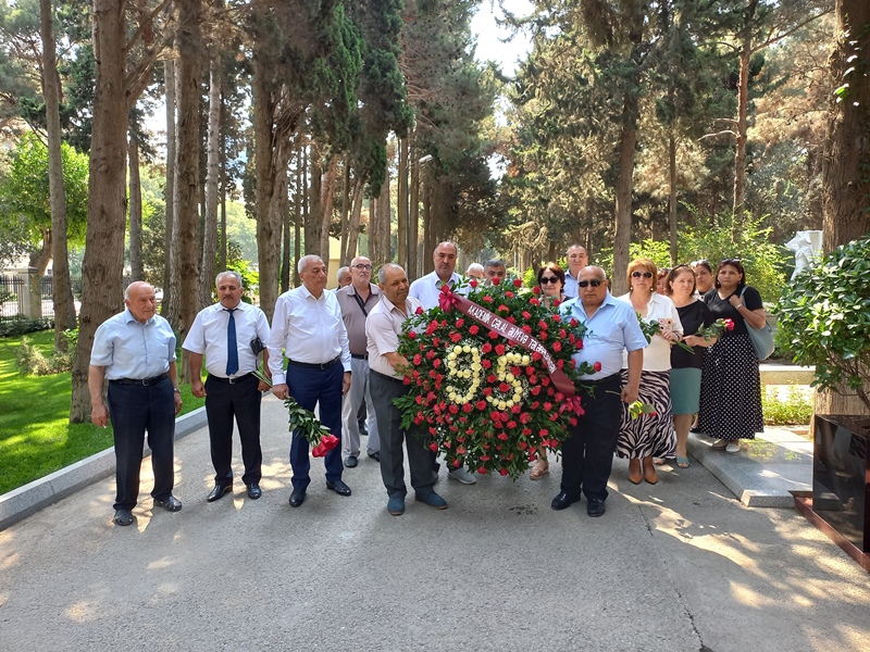 Akademik Cəlal Əliyev məktəbinin yetirmələri Fəxri xiyabanda alimin məzarını ziyarət ediblər