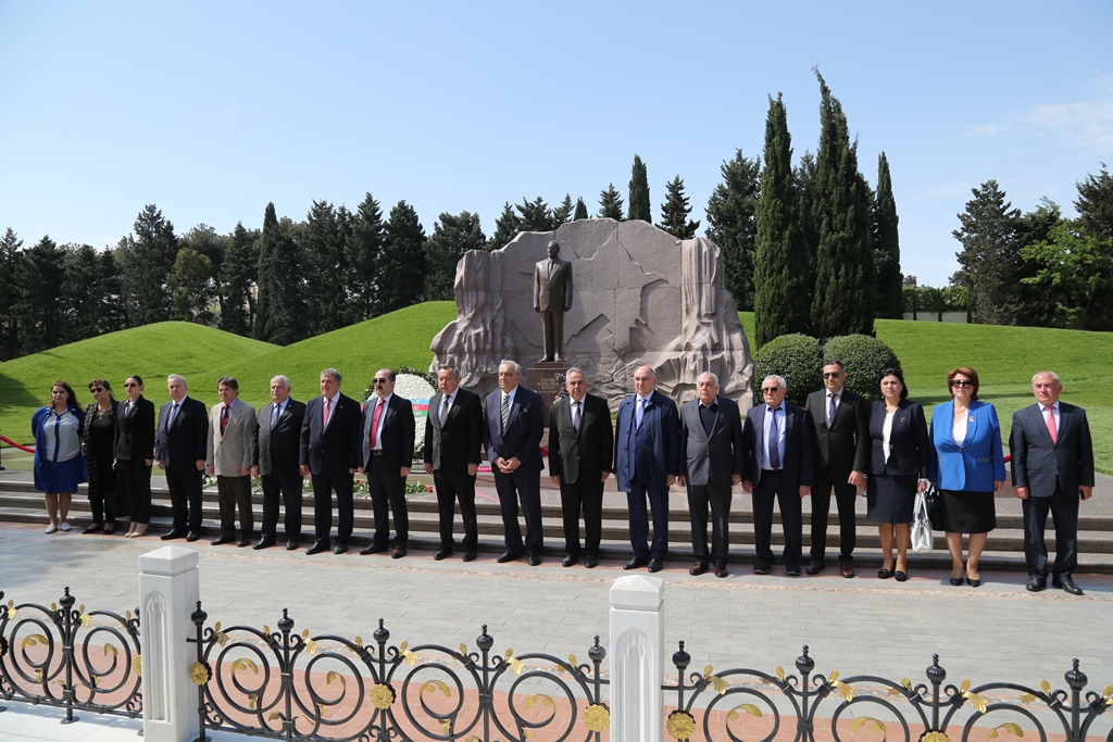 Участники Специального заседания Общего собрания НАНА посетили могилу общенационального лидера Гейдара Алиева