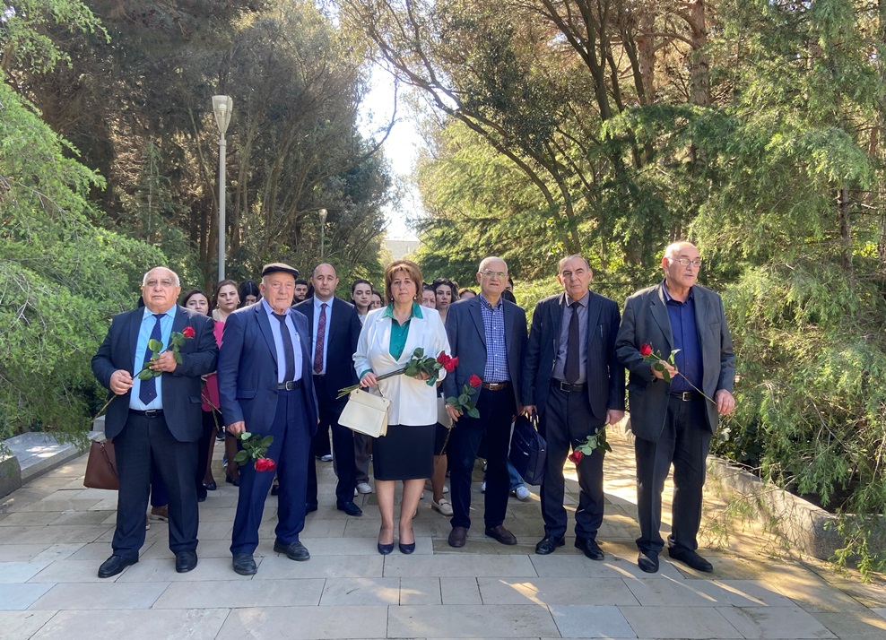 Fəxri Xiyabanda Ulu Öndər Heydər Əliyevin əziz xatirəsi dərin ehtiramla yad edilib
