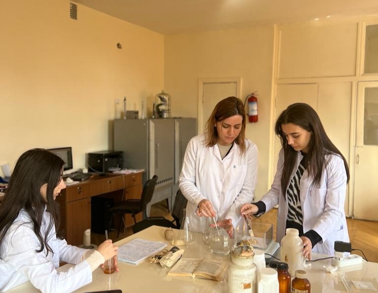 Mikrobiologiya İnstitutunda tələbələr istehsalat təcrübəsinə başlayıb