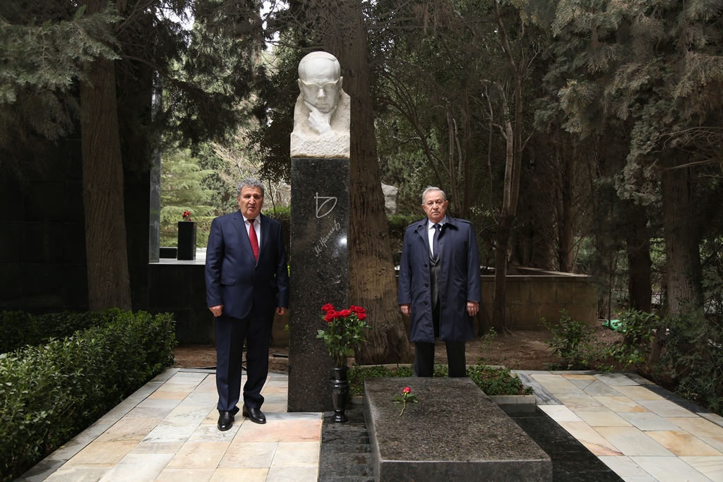 Руководство НАНА посетило могилу общенационального лидера Гейдара Алиева